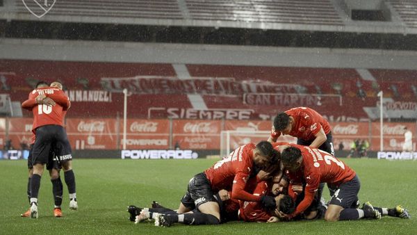 Independiente gana el clásico ante Racing y queda líder