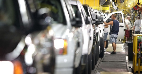 La Nación / General Motors se beneficia de la subida de precios y mejora sus previsiones