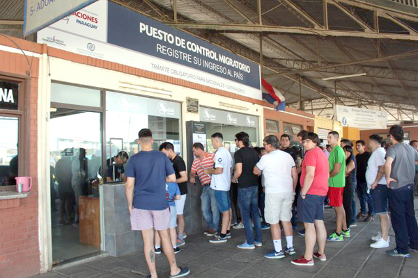 Coordinan control migratorio ante ingreso de hinchas para partido Cerro-River