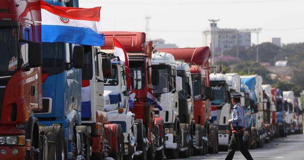 La Nación / Paro de camioneros: industrias lácteas perdieron G. 20.000 millones en productos