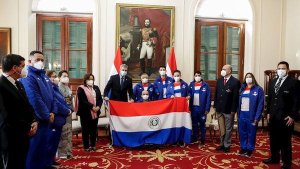 Histórica delegación recibe el Pabellón Nacional