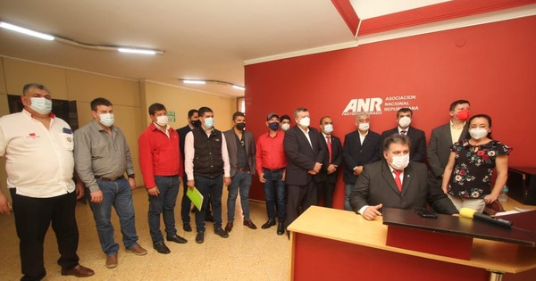La Nación / Seccionales oficializan pedido para una Cumbre Partidaria entre Marito, Cartes y otros líderes