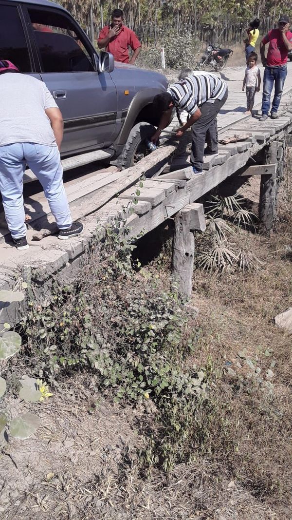 Cedió parte de un precario puente de madera en Fuerte Olimpo - Nacionales - ABC Color