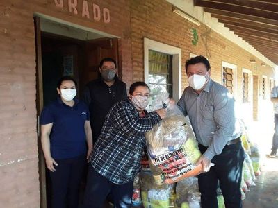 Entregan kit de alimentos en reemplazo del almuerzo escolar en San Juan Nepomuceno - Nacionales - ABC Color