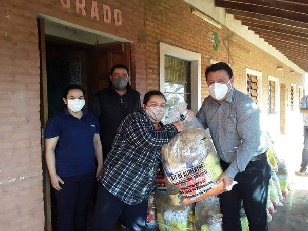 Entregan kit de alimentos en reemplazo del almuerzo escolar en San Juan Nepomuceno - Nacionales - ABC Color