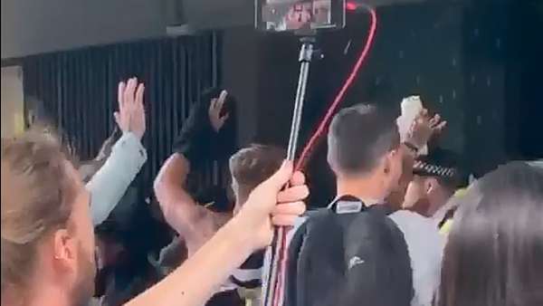 Manifestantes antivacunas asaltaron una oficina de la BBC | Ñanduti