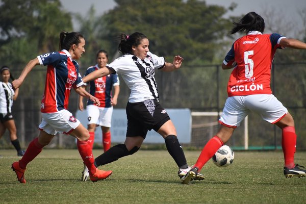 Fútbol Femenino: Libertad/Limpeño golea a las campeonas y sigue en la cima - Megacadena — Últimas Noticias de Paraguay