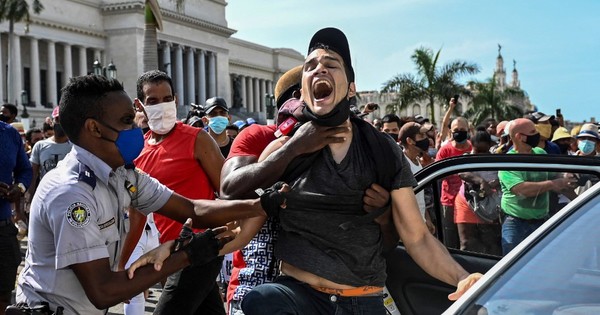 La Nación / La “traumática” noche de la detención de un joven cubano el 11 de julio