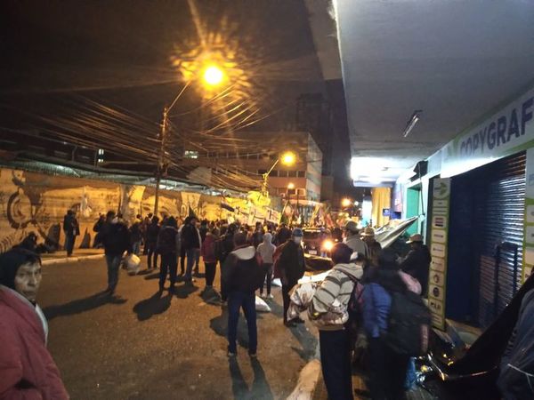 Campesinos inician cierre de calles y mañana preven movilizaciones - Nacionales - ABC Color
