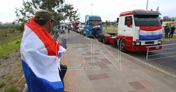 La Nación / El 80% de los camioneros está en la informalidad y eso dificulta pagos justos, según la SET