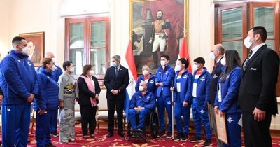 La Nación / Atletas recibieron el pabellón patrio