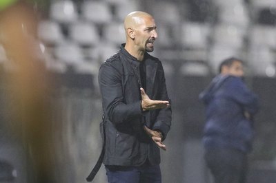 Crónica / CON EQUIPO IMPROVISADO