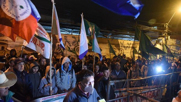 Campesinos exigen recursos y no descartan aliarse con camioneros