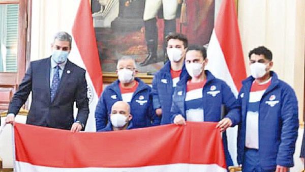 Los paralímpicos reciben la bandera en Palacio de López