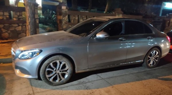 Hallan auto de hombre asesinado el sábado y detienen a dos personas - Noticiero Paraguay
