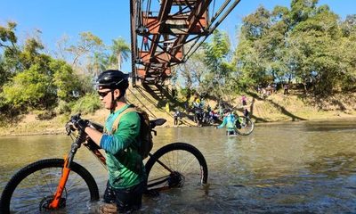 Descubriendo la historia y la naturaleza del país en bici