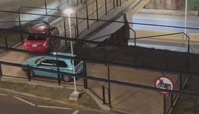 CDE: Conductores utilizan pasarelas peatonales como puentes