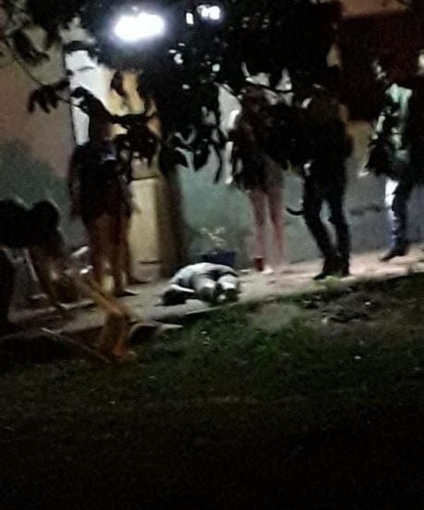 Dos hombres invaden una vivienda y asesinan a un joven