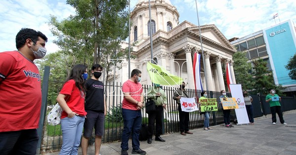 La Nación / Docentes se movilizarán mañana en protesta por la eliminación del salario básico profesional