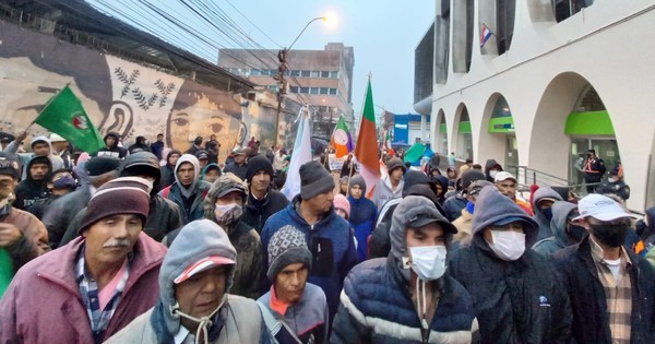La Nación / Campesinos se movilizan en inmediaciones de la sede del MAG