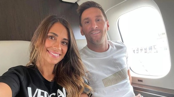 Antonela Roccuzzo y Lionel Messi desde el avión rumbo a París: «Hacia una nueva aventura»
