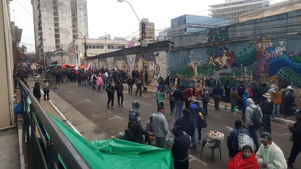 Comercios no pueden abrir sus puertas a causa de manifestaciones - Nacionales - ABC Color