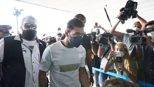 Messi aterriza en París para firmar por el PSG