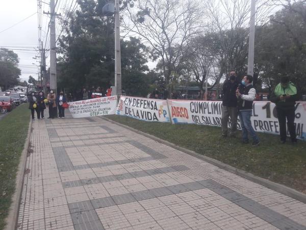 Docentes cerrarán ruta en Coronel Oviedo – Prensa 5