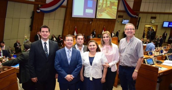 La Nación / Diputados: bancada C del PLRA también acompaña aumento salarial de docentes