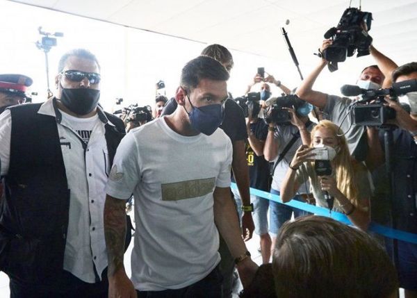 Messi aterriza en París para firmar por el PSG