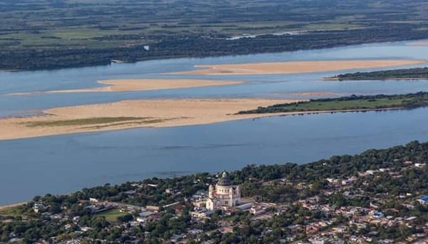 Increíble la bajante del Río Paraná: Personas cruzan caminando de Argentina a Paraguay (Video)