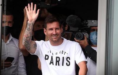Lio Messi fue ovacionado, tras su arribo a Paris