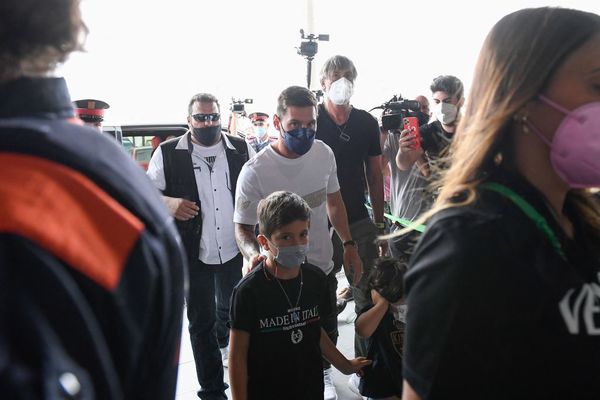 Messi aterriza en París para firmar por el PSG | El Independiente