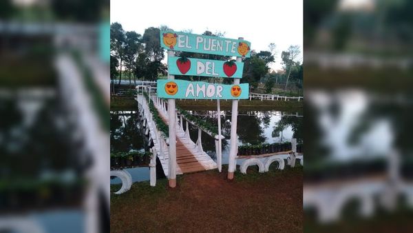 Paraíso de la frutilla tiene su "Puente del amor"