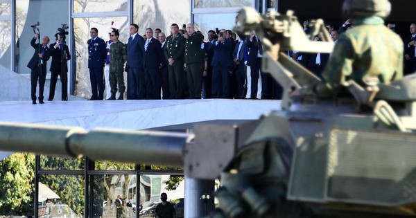 La Nación / Bolsonaro exhibió tanques al Congreso que debatía sobre sistema electoral