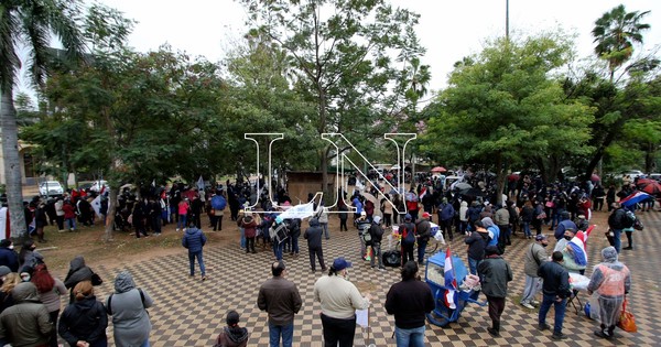 La Nación / Docentes exigen aumento salarial del 16% frente al Congreso