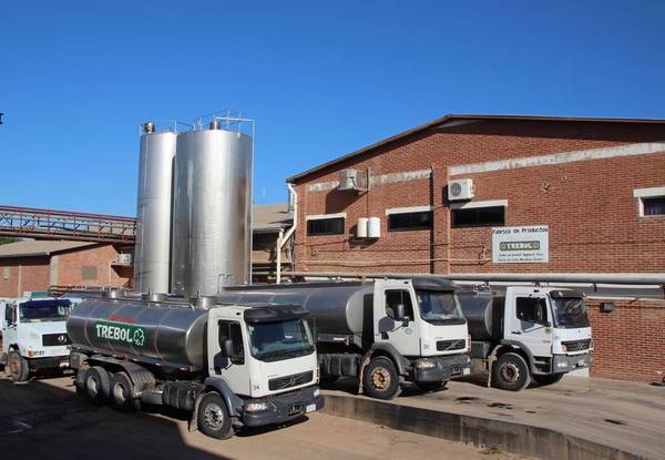 Se desperdician dos millones de litros de leche por día por bloqueo de rutas, reportan industriales