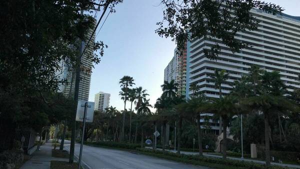 Miami: Cientos de residentes de un edificio fueron obligados a evacuarlo por inseguro