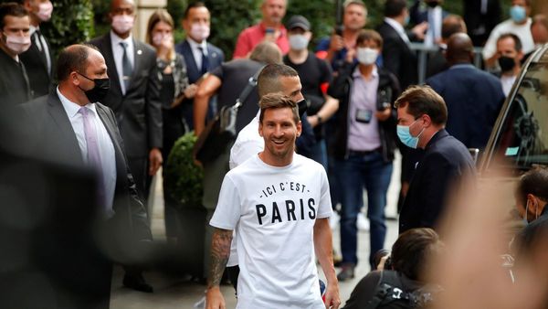 Messi pasa la revisión médica y visita el estadio del PSG