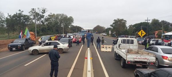 Docentes se unen a camioneros y cierra Ruta PY02 - Nacionales - ABC Color