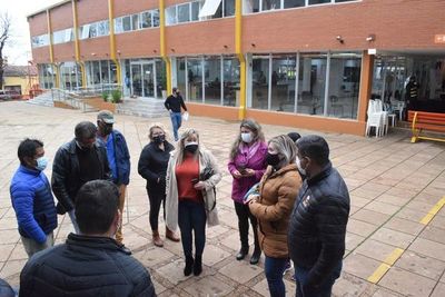 Funcionarios despedidos en la Comuna encarnacena exigen pago de liquidación - Nacionales - ABC Color