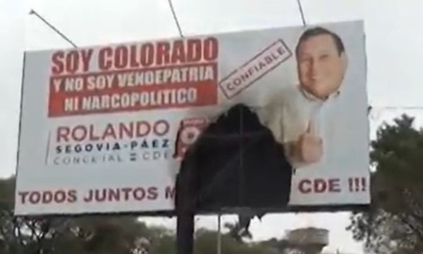 CDE: Vándalos incendian cartel publicitario - C9N