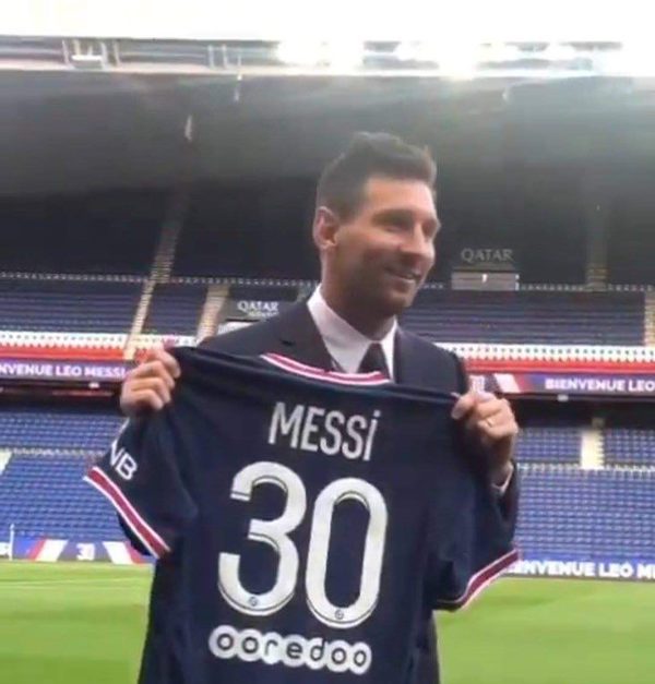 Messi pasa la revisión medica y ya utiliza la casaca 30 del PSG
