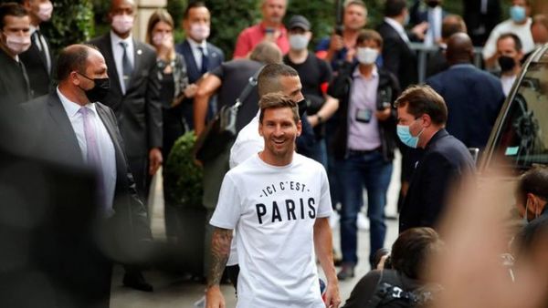 Messi pasa la revisión médica y visita el estadio del PSG
