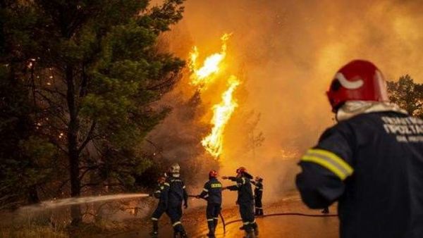 "Cuerpo a cuerpo" de los bomberos contra el devastador incendio en la isla griega de Eubea