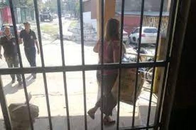 Hallan dos aves de riña durante requisa en Penal de Tacumbú