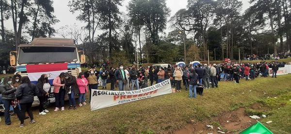Reclaman que el gobierno no ha tenido en cuenta a los docentes - ABC en el Este - ABC Color