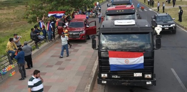 Camioneros no desactivan movilizaciones en busca de ley de fletes - Noticiero Paraguay