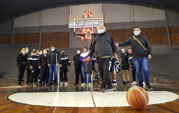 El regalo de los Olimpia Kings para Osvaldo Domínguez Dibb