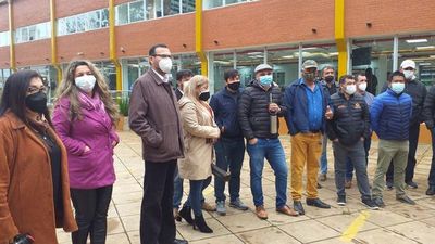 Ex funcionarios de la Municipalidad de Encarnación exigen sus haberes